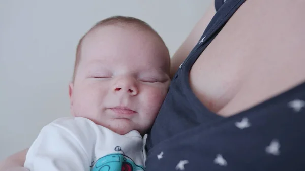 Ung mamma håller hennes baby — Stockfoto