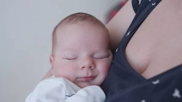 Joven madre sosteniendo a su bebé — Foto de Stock