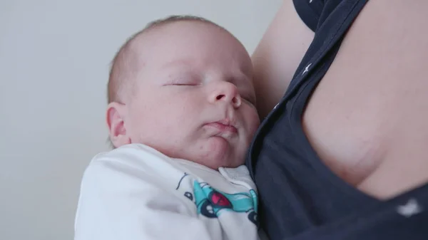 Joven madre sosteniendo a su bebé — Foto de Stock