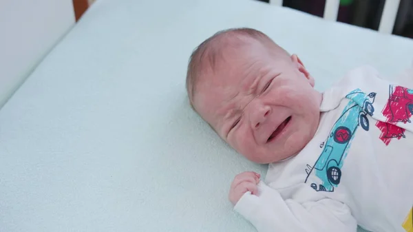 Baby liegt zu Hause im Bett — Stockfoto