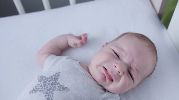 Evde yatakta yatan bebek — Stok fotoğraf