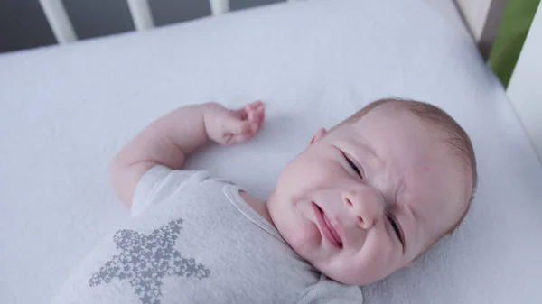 Bebê deitado na cama em casa — Fotografia de Stock