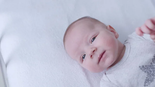 Baby liegt zu Hause im Bett — Stockfoto