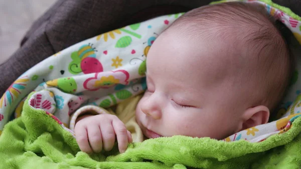 Baby schläft im Kinderwagen — Stockfoto