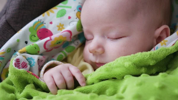 Bebis sover i barnvagn — Stockfoto