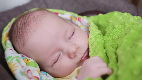 Baby schläft im Kinderwagen — Stockfoto