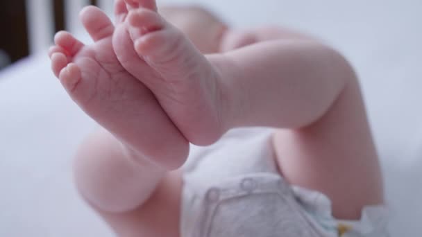 Primer plano de los pies de un bebé — Vídeos de Stock