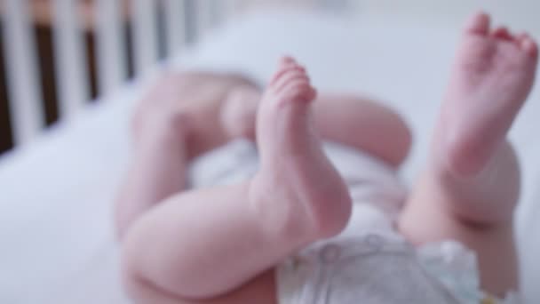 Primer plano de los pies de un bebé — Vídeo de stock