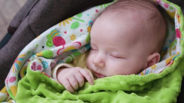 A baba alszik egy fekvő babakocsira — Stock videók
