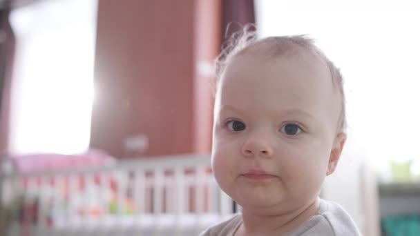 Yatakta evde oturan kız bebek — Stok video