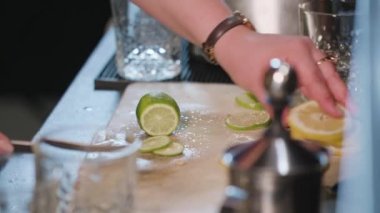 Mutfakta bir kireç Dilimleme eller Close-Up