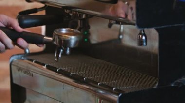 Kahve makinesinden dökülen espresso yakın plan.