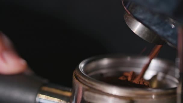 Kaffeemühle mahlt frisch geröstete Bohnen — Stockvideo