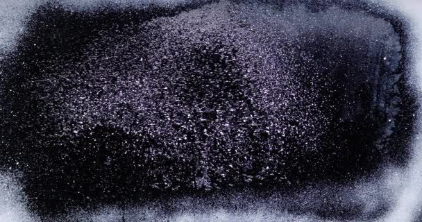 Kara Pencere Arkaplanındaki Gerçek Buz. — Stok video