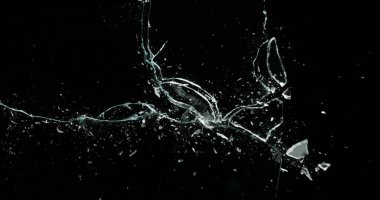 Kırık cam kırığı efekti dokusu soyut siyah arkaplan. Kurşun camı kırmış ve büyük bir ayna ile vurulmuş..