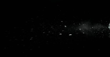 Kırık cam kırığı efekti dokusu soyut siyah arkaplan. Kurşun camı kırmış ve büyük bir ayna ile vurulmuş..