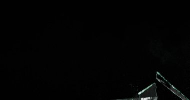 Kırık cam kırığı efekti dokusu soyut siyah arkaplan. Kurşun camı kırmış ve büyük bir ayna ile vurulmuş..