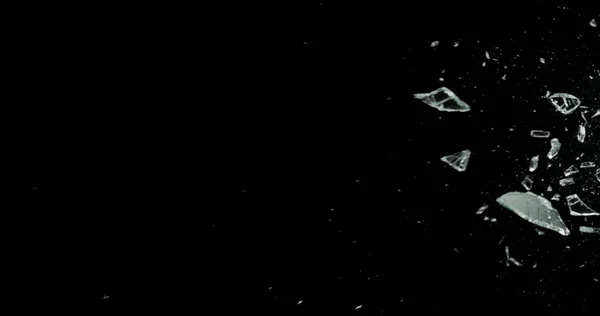Kırık cam kırığı efekti dokusu soyut siyah arkaplan. Kurşun camı kırmış ve büyük bir ayna ile vurulmuş..