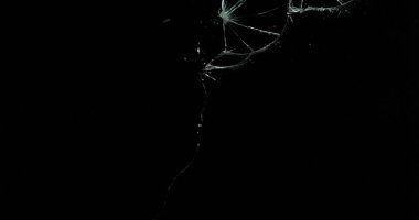 Kırık cam kırığı efekti dokusu soyut siyah arkaplan. Kurşun camı kırmış ve büyük bir ayna ile vurulmuş..