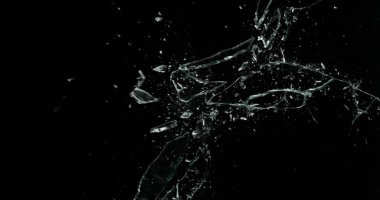 Kırık cam kırığı efekti dokusu soyut siyah arkaplan. Kurşun camı kırmış ve büyük bir ayna ile vurulmuş..
