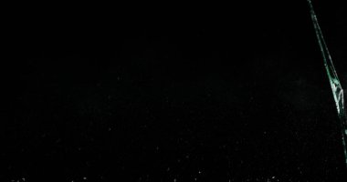 Kırık cam kırığı efekti dokusu soyut siyah arkaplan. Kurşun camı kırmış ve büyük bir ayna ile vurulmuş..