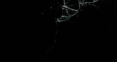 Kırık cam kırığı efekti dokusu soyut siyah arkaplan. Kurşun camı kırmış ve büyük bir ayna ile vurulmuş..