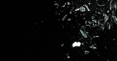 Kırık cam kırığı efekti dokusu soyut siyah arkaplan. Kurşun camı kırmış ve büyük bir ayna ile vurulmuş..