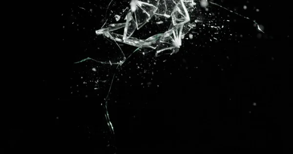 割れガラスの破壊効果テクスチャは 抽象的な黒の背景を隔離 弾丸は大きな穴のスクリーンミラー武器ショットで窓を割った — ストック写真