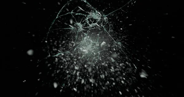 割れガラスの破壊効果テクスチャは 抽象的な黒の背景を隔離 弾丸は大きな穴のスクリーンミラー武器ショットで窓を割った — ストック写真