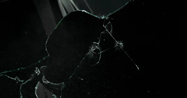 破碎的玻璃裂缝影响纹理 隔绝抽象的黑色背景 大孔屏风玻璃窗玻璃爆裂武器射击 — 图库照片