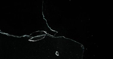 Kırık cam kırığı efekti dokusu soyut siyah arkaplan. Kurşun camı kırmış ve büyük bir ayna ile vurulmuş..