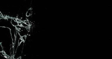 Kırık cam kırığı efekti dokusu soyut siyah arkaplan. Kurşun camı kırmış ve büyük bir ayna ile vurulmuş..