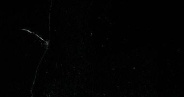 Kırık cam kırığı efekti dokusu soyut siyah arkaplan. Kurşun camı kırmış ve büyük bir ayna ile vurulmuş..