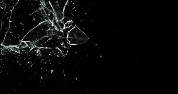 Kırık cam kırığı efekti dokusu soyut siyah arkaplan. Kurşun camı kırmış ve büyük bir ayna ile vurulmuş..
