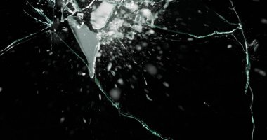 Kırık cam kırığı efekti dokusu soyut siyah arkaplan. Kurşun camı kırmış ve büyük bir ayna ile vurulmuş..