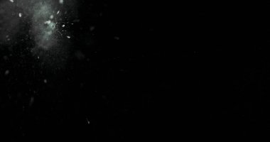 Kırık cam kırığı efekti dokusu soyut siyah arkaplan. Kurşun camı kırmış ve büyük bir ayna ile vurulmuş..