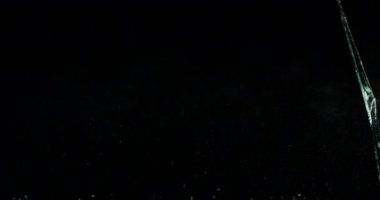 Kırık cam kırığı efekti dokusu soyut siyah arkaplan. Kurşun camı kırmış ve büyük bir ayna ile vurulmuş..