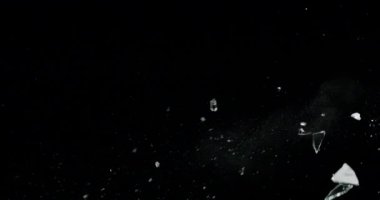 Kırık cam kırığı efekti dokusu soyut siyah arkaplan. Kurşun camı kırmış ve büyük bir ayna ile vurulmuş..