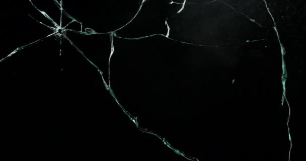 破碎的玻璃裂缝影响纹理 隔绝抽象的黑色背景 大孔屏风玻璃窗玻璃爆裂武器射击 — 图库视频影像