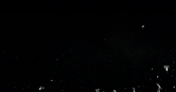 fissures brisées verre texture effet fracture isolé abstrait fond noir. Fenêtre fissurée par balle avec gros trou écran miroir arme tir .