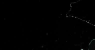 Kırık cam kırığı efekti dokusu soyut siyah arkaplan. Kurşun camı kırmış ve büyük bir ayna ile vurulmuş..