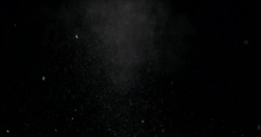 Kırık cam kırığı efekti dokusu soyut siyah arkaplan. Kurşun camı kırmış ve büyük bir ayna ile vurulmuş..