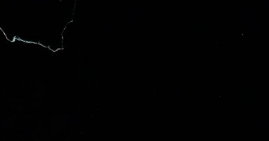 Kırık cam kırığı efekti dokusu soyut siyah arkaplan. Kurşun camı kırmış ve büyük bir ayna ile vurulmuş..