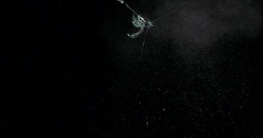 Kırık cam kırığı efekti dokusu soyut siyah arkaplan. Kurşun camı kırmış ve büyük bir ayna ile vurulmuş..