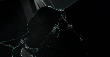 Kırık cam kırığı efekti dokusu soyut siyah arkaplan. Kurşun camı kırmış ve büyük bir ayna ile vurulmuş..