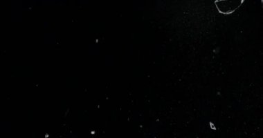 Kırık cam kırığı efekti dokusu soyut siyah arkaplan. Kurşun camı kırmış ve büyük bir ayna ile vurulmuş..