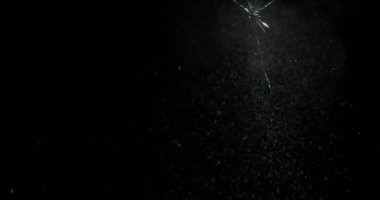 Kırık cam kırığı efekti dokusu soyut siyah arkaplan. Kurşun camı kırmış ve büyük bir ayna ile vurulmuş..