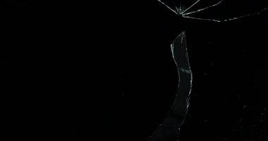 Kırık cam kırığı efekti dokusu soyut siyah arkaplan. Kurşun camı kırmış ve büyük bir ayna ile vurulmuş..