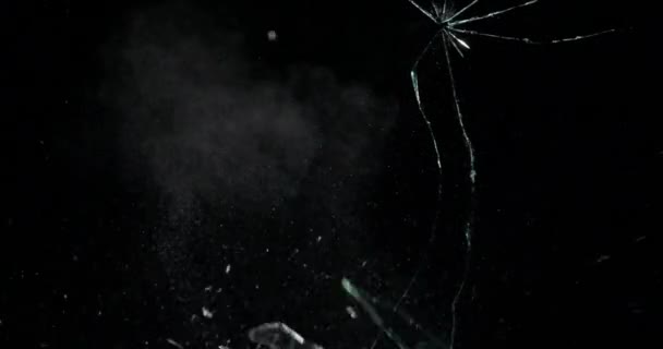 破碎的玻璃裂缝影响纹理 隔绝抽象的黑色背景 大孔屏风玻璃窗玻璃爆裂武器射击 — 图库视频影像