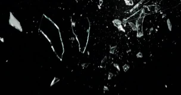 割れガラスの破壊効果テクスチャは 抽象的な黒の背景を隔離 弾丸は大きな穴のスクリーンミラー武器ショットで窓を割った — ストック動画